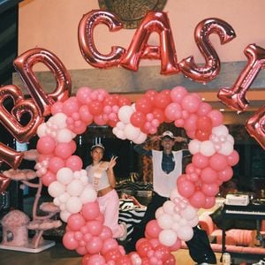 Machine Gun Kelly überrascht Tochter Casie zum Geburtstag!
