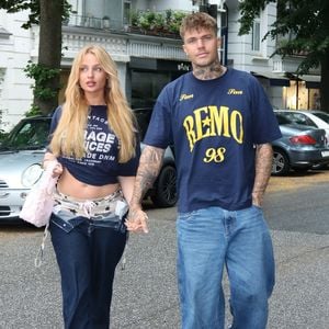 "Für immer": Cassy Cassau und Coach Bennet sind verlobt