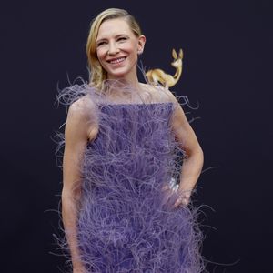 Cate Blanchett verzaubert beim Bambi im lila Federkleid