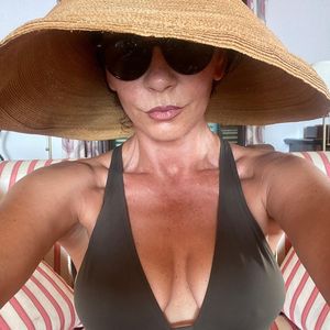 Catherine Zeta-Jones teilt heiße Bikini-Schnappschüsse!