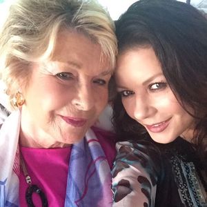 Mit zärtlichem Selfie: Catherine Zeta-Jones gratuliert Mama
