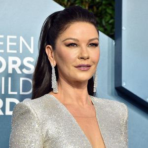 Ganz natürlich: Catherine Zeta-Jones färbt graues Haar nicht