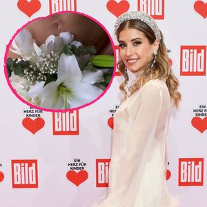Fast komplett nackt: Cathy Hummels posiert mit Blumenstrauß!