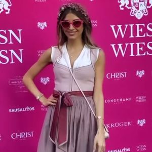 Vergeben? Cathy Hummels verwirrt mit ihrer Dirndlschleife