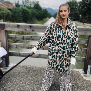 Mama-Sohn-Ausflug: Cathy Hummels in gewagtem Leo-Mix-Outfit
