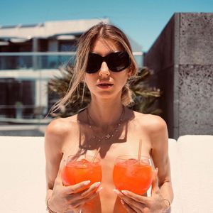 Prost! Cathy Hummels schlürft oben ohne leckere Cocktails