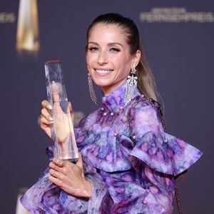 Süßer Moment: Cathy Hummels widmet Fernsehpreis ihrem Sohn