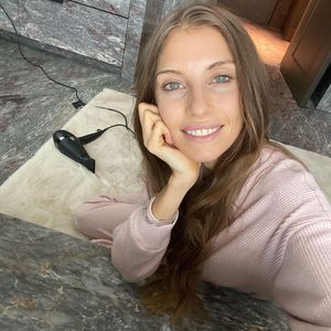 Zur Entspannung: Cathy Hummels lässt sich den Po föhnen!