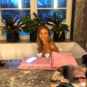 Britney-Vorbild? Cathy Hummels teilt Nackt-Pic aus Badewanne