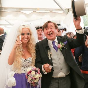 Sexy Flitterwochen! Lugners Spatzi im Bikini