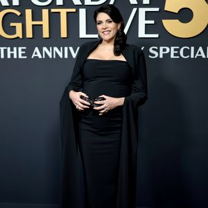 Cecily Strong zeigt ihren Babybauch stolz auf rotem Teppich