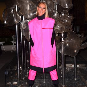 Stylish oder daneben? Celine Dion im pinken Prada-Jogger