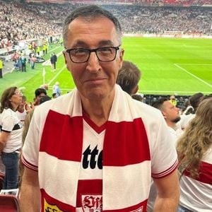 Cem Özdemir schaut Bundesligaspiel mit seiner neuen Freundin