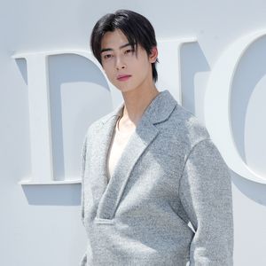 Hingucker: Cha Eunwoo stiehlt bei Modenschau allen die Show!