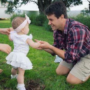 Chandler Powell stolz: Tochter Grace macht erste Schritte