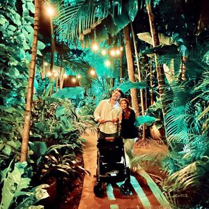 Bindi Irwin und Chandler zum ersten Mal mit Baby on Tour