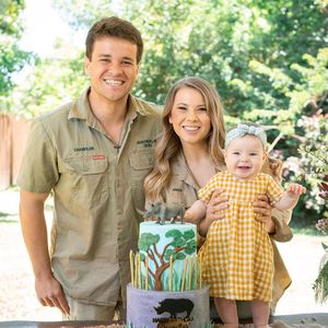Mit Töchterchen Grace: Bindi Irwin gratuliert ihrem Chandler