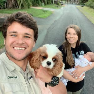 "Familienfoto": Bindi Irwin posiert mit Mann, Baby und Hund
