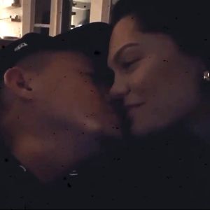 Intime Clips: Hier turteln Channing und Jessie auf der Couch