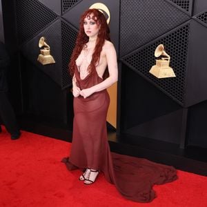 Chappell Roans Grammys-Kleid hängt an ihren Nippel-Piercings