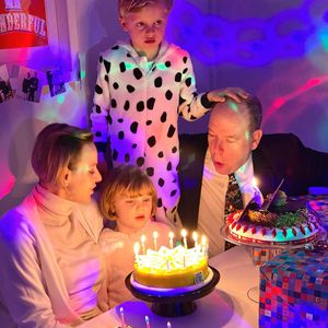 Im Flausch-Overall: Die Monaco-Twins feiern 6. Geburtstag