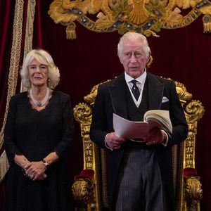 König Charles und seine Camilla nach Beerdigung gesichtet