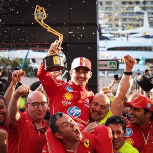 Charles Leclerc hüpft nach Formel-1-Sieg in Monaco ins Meer!