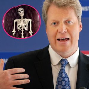 Gruseldeko: Dianas Bruder Charles Spencer stellt Skelett auf