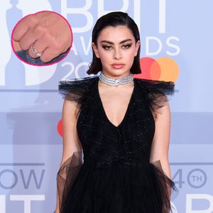 Charli XCX klärt auf: Ist ihr zweiter Ring etwa ein Ehering?