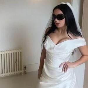 Schon mal gesehen? In diesem Kleid heiratete Charli XCX