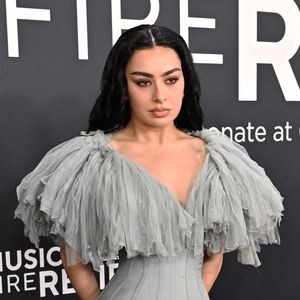 Erste Bilder von Charli XCX beim Filmdreh sind aufgetaucht