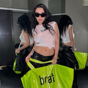 Charli XCX rockt die Coachella-Bühne mit Promi-Freunden