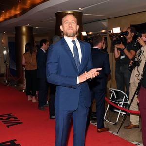 Charlie Hunnam sorgte für Beziehungs-Zoff bei einem Fan!