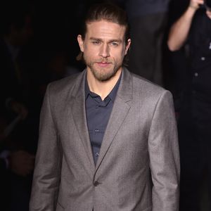 Bye bye Biker: So heiß ist Charlie Hunnam als König Arthur
