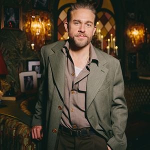 Warum Charlie Hunnam erst Zweifel an "Ed Gein"-Rolle hatte