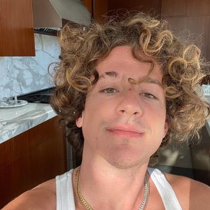 Charlie Puth offen: Er verlor Jungfräulichkeit an einen Fan!