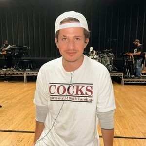 Charlie Puth total happy: Er ist in einer festen Beziehung!