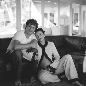 Charlie Puth teilt süße Babybauch-Fotos seiner Frau Brooke