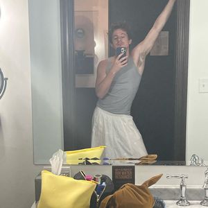 "Alles Passt": Charlie Puth trägt Klamotten seiner Freundin
