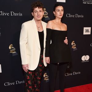 Charlie Puth macht neue Liebe auf dem Red Carpet offiziell
