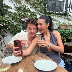 Nach einem Jahr Beziehung: Charlie Puth hat sich verlobt!
