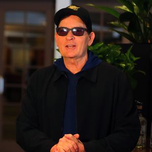 Nach Missbrauchs-Doku: Charlie Sheen erstmals unterwegs