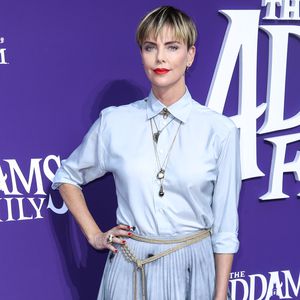 Neue Frisur: Charlize Theron rockt nun frechen Pott-Schnitt!