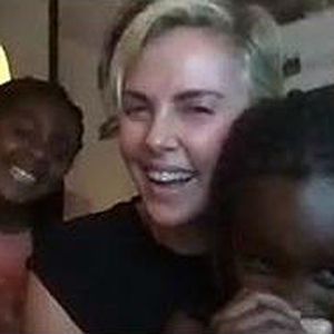 Süße Seltenheit: Charlize Theron zeigt ihre beiden Töchter!