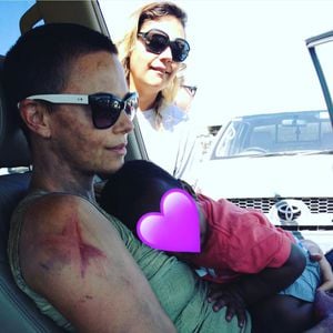 Hier knuddelte Charlize Theron ihr Baby beim "Mad Max"-Dreh