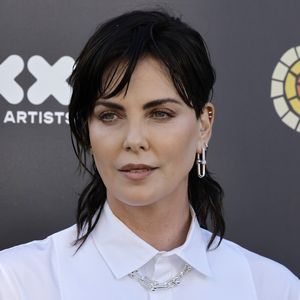 Tschüss Blond! Charlize Theron hat jetzt schwarze Haare