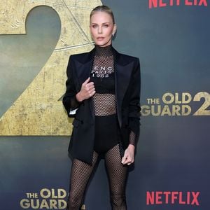 Charlize Theron im gewagten Netz-Look bei Netflix-Premiere