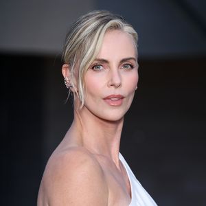 Frühere Belästigung: Charlize Theron verrät Regisseur nicht