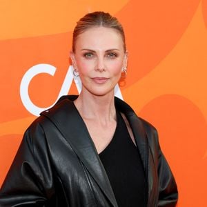 Charlize Theron feiert das Leben als alleinerziehende Mutter
