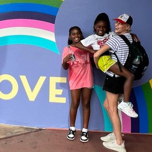 Charlize Theron und Töchter genießen Ferien im Disneyland